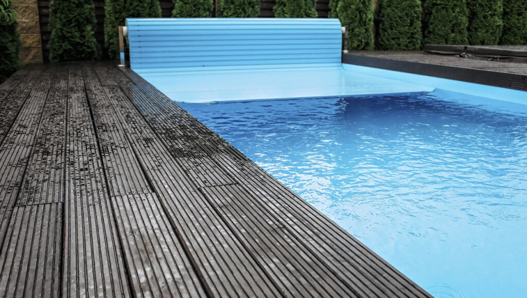 Automatic swimming pool covering system, home and cottage equipment